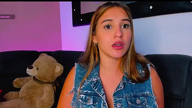 Snapshot of sophijenner chatting on December 3, 7:10 am sophijenner online show from December 3, 7:10 am