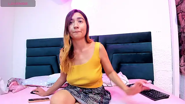 Snapshot of LisaWhite_ chatting on December 1, 9:15 pm LisaWhite online show from December 1, 9:15 pm