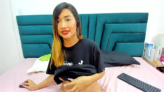 Snapshot of LisaWhite_ chatting on March 4, 4:27 am LisaWhite online show from March 4, 4:27 am