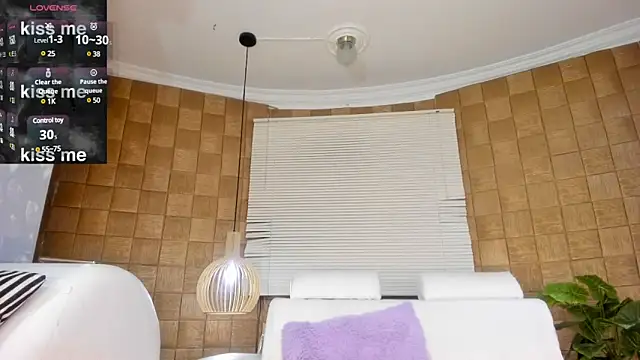 Snapshot of TOWERS21_ chatting on January 18, 11:22 pm TOWERS21 online show from January 18, 11:22 pm