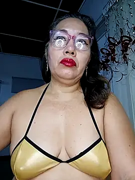 Snapshot of anniecoopeer chatting on February 15, 12:01 pm anniecoopeer online show from February 15, 12:01 pm