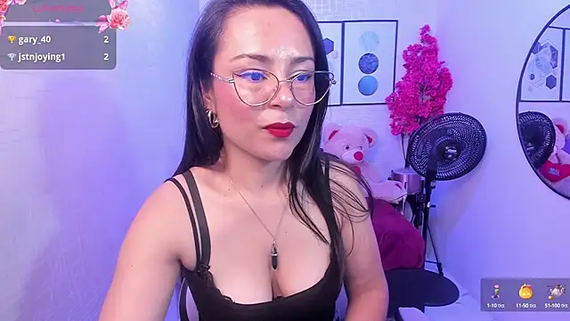 Snapshot of Tiara_rr chatting on December 7, 6:37 pm Tiara rr online show from December 7, 6:37 pm