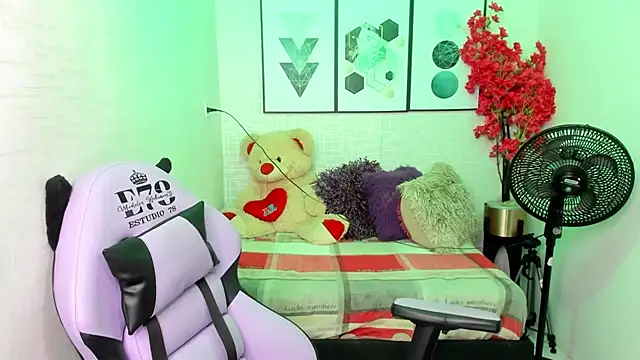 Snapshot of Tiara_rr chatting on December 14, 11:01 pm Tiara rr online show from December 14, 11:01 pm