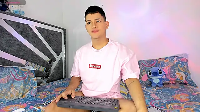 Snapshot of ander_deimond_ chatting on February 14, 2:33 pm ander deimond online show from February 14, 2:33 pm