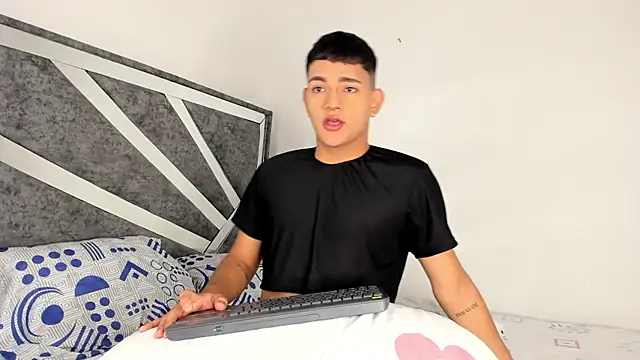 Snapshot of ander_deimond_ chatting on February 25, 4:21 pm ander deimond online show from February 25, 4:21 pm