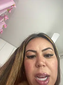 Snapshot of lariic chatting on February 15, 2:15 am lariic online show from February 15, 2:15 am