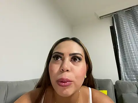 Snapshot of lariic chatting on March 21, 10:06 pm lariic online show from March 21, 10:06 pm