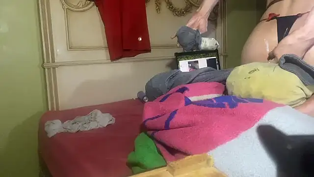 Snapshot of emylolo9 chatting on December 14, 9:56 pm emylolo9 online show from December 14, 9:56 pm