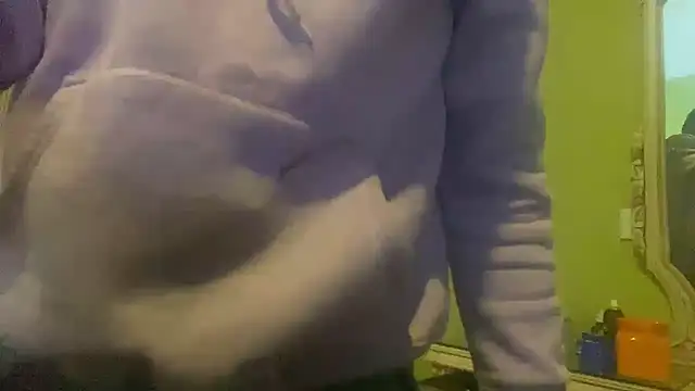 Snapshot of emylolo9 chatting on December 17, 6:53 pm emylolo9 online show from December 17, 6:53 pm