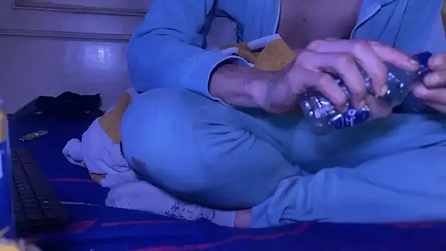 Snapshot of emylolo9 chatting on February 2, 9:02 pm emylolo9 online show from February 2, 9:02 pm