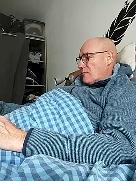 Snapshot of bogland33 chatting on April 26, 1:09 pm bogland33 online show from April 26, 1:09 pm
