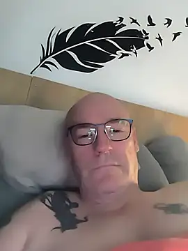 Snapshot of bogland33 chatting on June 3, 8:58 pm bogland33 online show from June 3, 8:58 pm