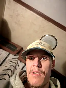 Snapshot of devinshd chatting on October 31, 3:29 am devinshd online show from October 31, 3:29 am