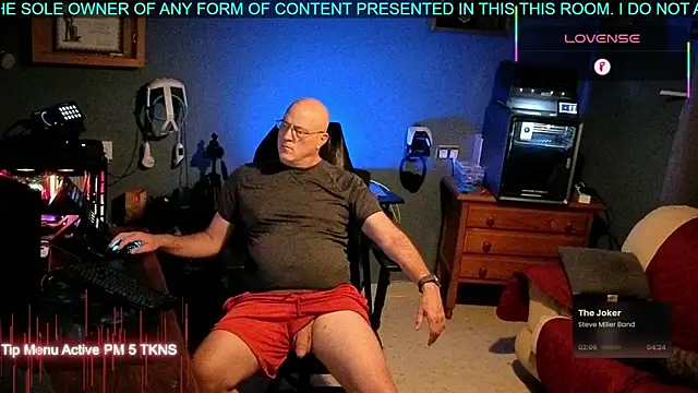 Snapshot of Pilot_Dave_69 chatting on October 3, 6:27 pm Pilot Dave 69 online show from October 3, 6:27 pm