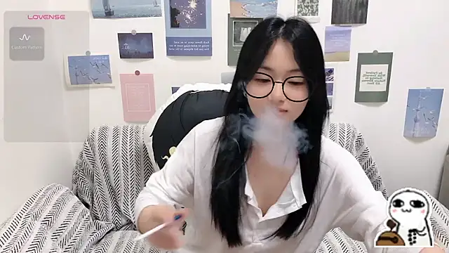 Snapshot of LiLiYbaby chatting on June 7, 6:39 am LiLiYbaby online show from June 7, 6:39 am