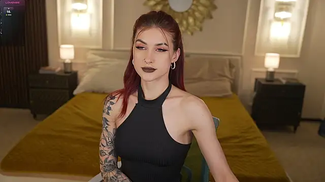 Magnetic Mia  online show from March 26, 1:01 am