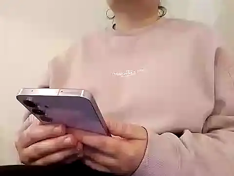 AalinnaK online show from December 9, 6:57 pm