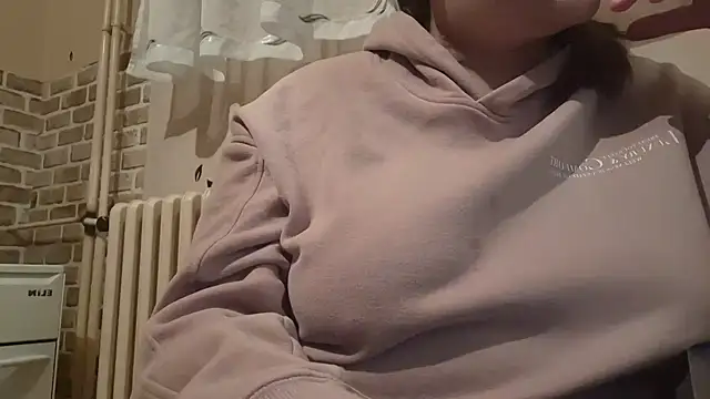 AalinnaK online show from February 17, 7:31 pm