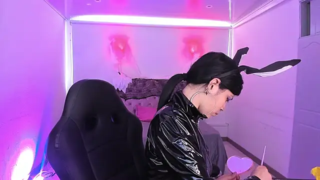 Snapshot of AuroraDiaz chatting on October 31, 7:37 pm AuroraDiaz online show from October 31, 7:37 pm