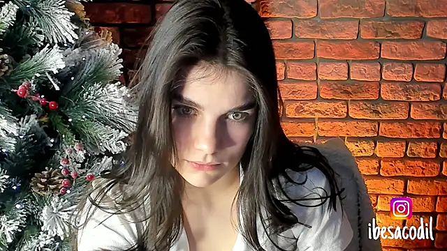 Snapshot of adriana_allien chatting on January 6, 2:37 am adriana allien online show from January 6, 2:37 am