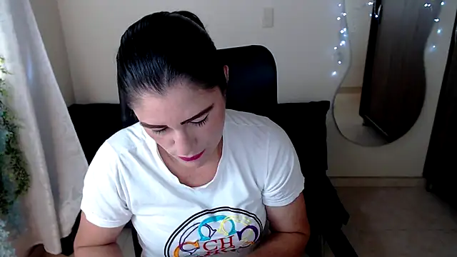 Snapshot of LUCY_LI chatting on December 6, 12:27 pm LUCY LI online show from December 6, 12:27 pm