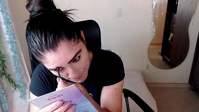 Snapshot of LUCY_LI chatting on December 7, 10:01 am LUCY LI online show from December 7, 10:01 am