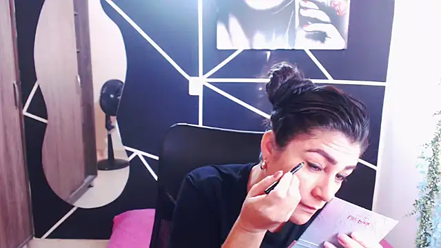 Snapshot of LUCY_LI chatting on January 16, 1:04 pm LUCY LI online show from January 16, 1:04 pm