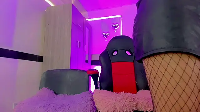 Hellen moons   online show from February 15, 7:10 pm