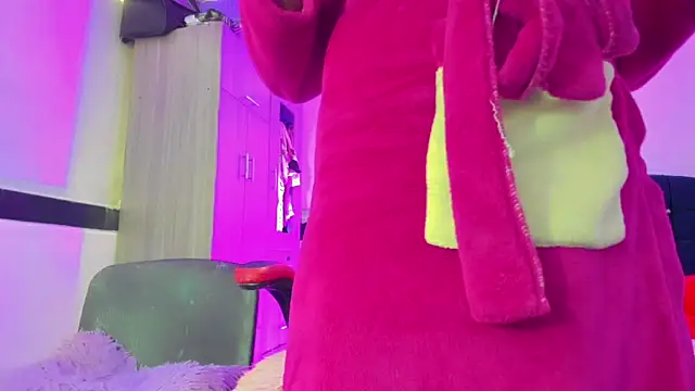 Hellen moons   online show from April 7, 7:03 pm