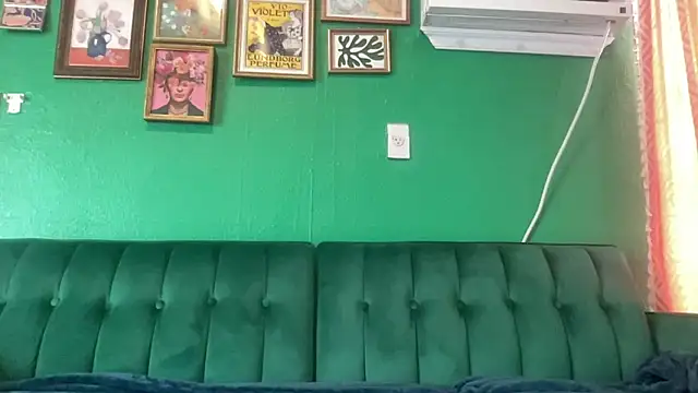 Snapshot of BaileyBaird chatting on December 11, 4:31 pm BaileyBaird online show from December 11, 4:31 pm