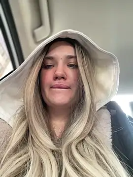 Snapshot of Holly_Molii chatting on December 29, 5:31 am Holly Molii online show from December 29, 5:31 am