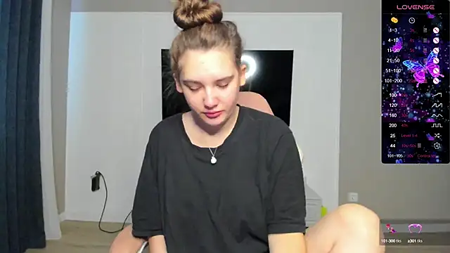 Snapshot of Holly_Molii chatting on September 21, 12:01 am Holly Molii online show from September 21, 12:01 am