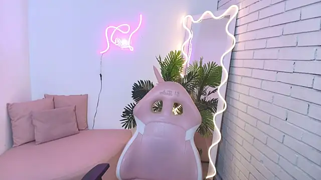 Snapshot of hina_tay chatting on December 6, 4:14 am hina tay online show from December 6, 4:14 am