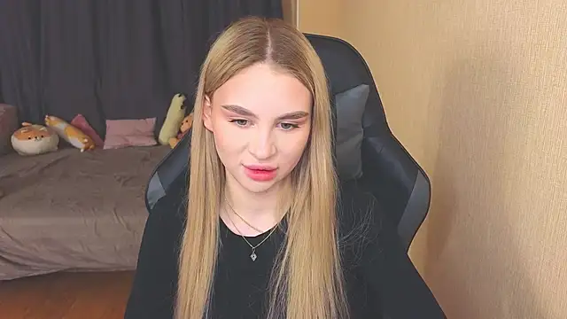 Snapshot of doll_barbieee chatting on December 8, 6:17 pm doll barbieee online show from December 8, 6:17 pm