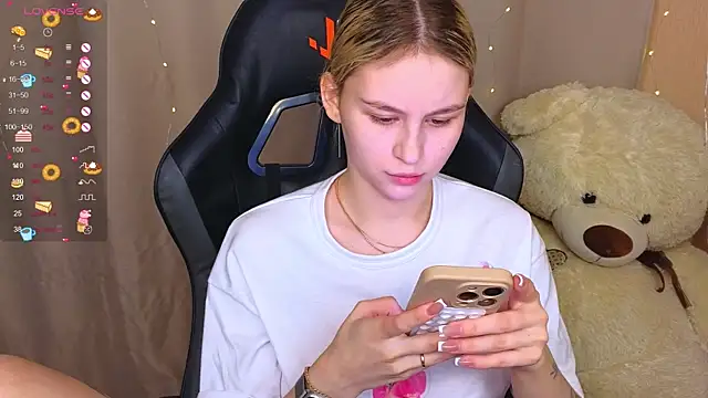 Snapshot of doll_barbieee chatting on September 24, 6:44 pm doll barbieee online show from September 24, 6:44 pm