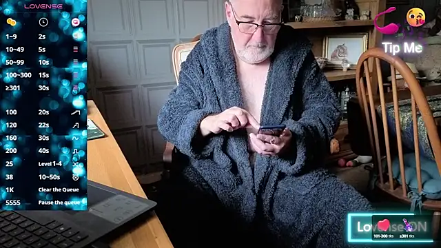 Adamdaddybear online show from October 15, 7:41 am