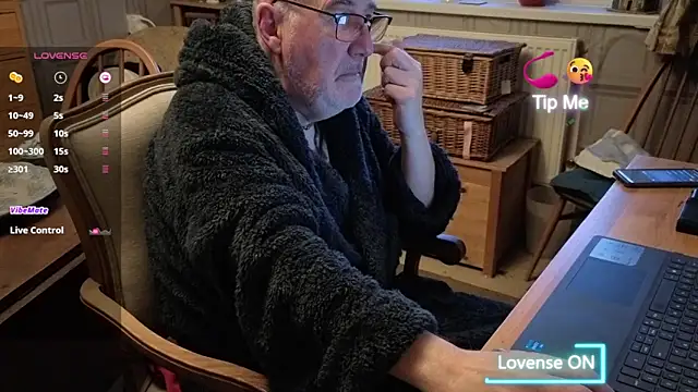 Adamdaddybear online show from November 20, 7:19 am