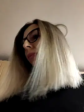 Snapshot of SukyGirl chatting on January 3, 5:28 am SukyGirl online show from January 3, 5:28 am