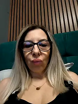 Snapshot of SukyGirl chatting on January 3, 2:40 pm SukyGirl online show from January 3, 2:40 pm