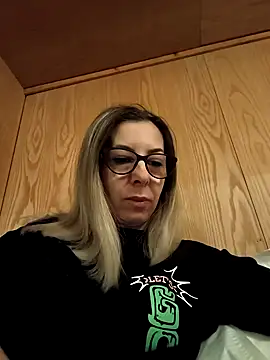 Snapshot of SukyGirl chatting on January 10, 8:29 am SukyGirl online show from January 10, 8:29 am