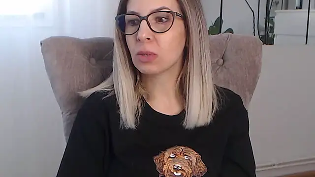 Snapshot of SukyGirl chatting on January 16, 9:27 am SukyGirl online show from January 16, 9:27 am