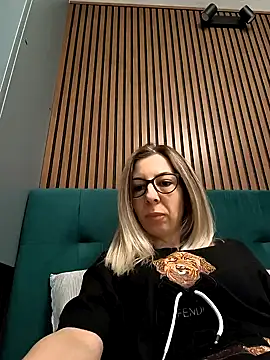 Snapshot of SukyGirl chatting on January 21, 4:21 am SukyGirl online show from January 21, 4:21 am