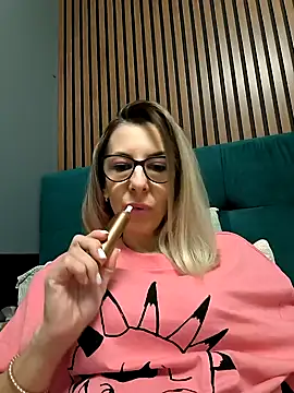 Snapshot of SukyGirl chatting on January 30, 9:25 pm SukyGirl online show from January 30, 9:25 pm