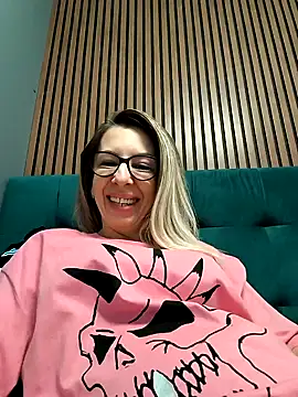 Snapshot of SukyGirl chatting on January 31, 12:28 am SukyGirl online show from January 31, 12:28 am