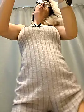 Snapshot of SukyGirl chatting on February 2, 8:24 am SukyGirl online show from February 2, 8:24 am