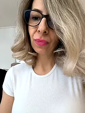 Snapshot of SukyGirl chatting on February 7, 11:45 am SukyGirl online show from February 7, 11:45 am