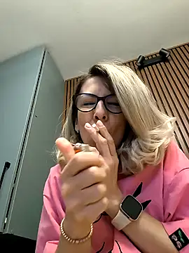 Snapshot of SukyGirl chatting on February 9, 8:33 am SukyGirl online show from February 9, 8:33 am