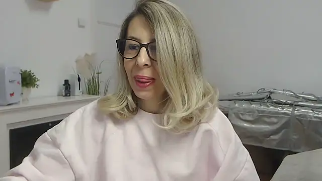 Snapshot of SukyGirl chatting on February 10, 9:36 am SukyGirl online show from February 10, 9:36 am