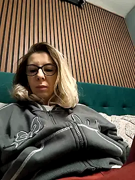 Snapshot of SukyGirl chatting on February 12, 6:29 am SukyGirl online show from February 12, 6:29 am