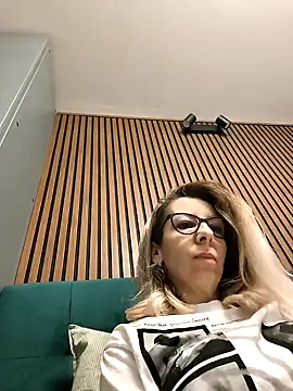 Snapshot of SukyGirl chatting on February 19, 6:22 am SukyGirl online show from February 19, 6:22 am